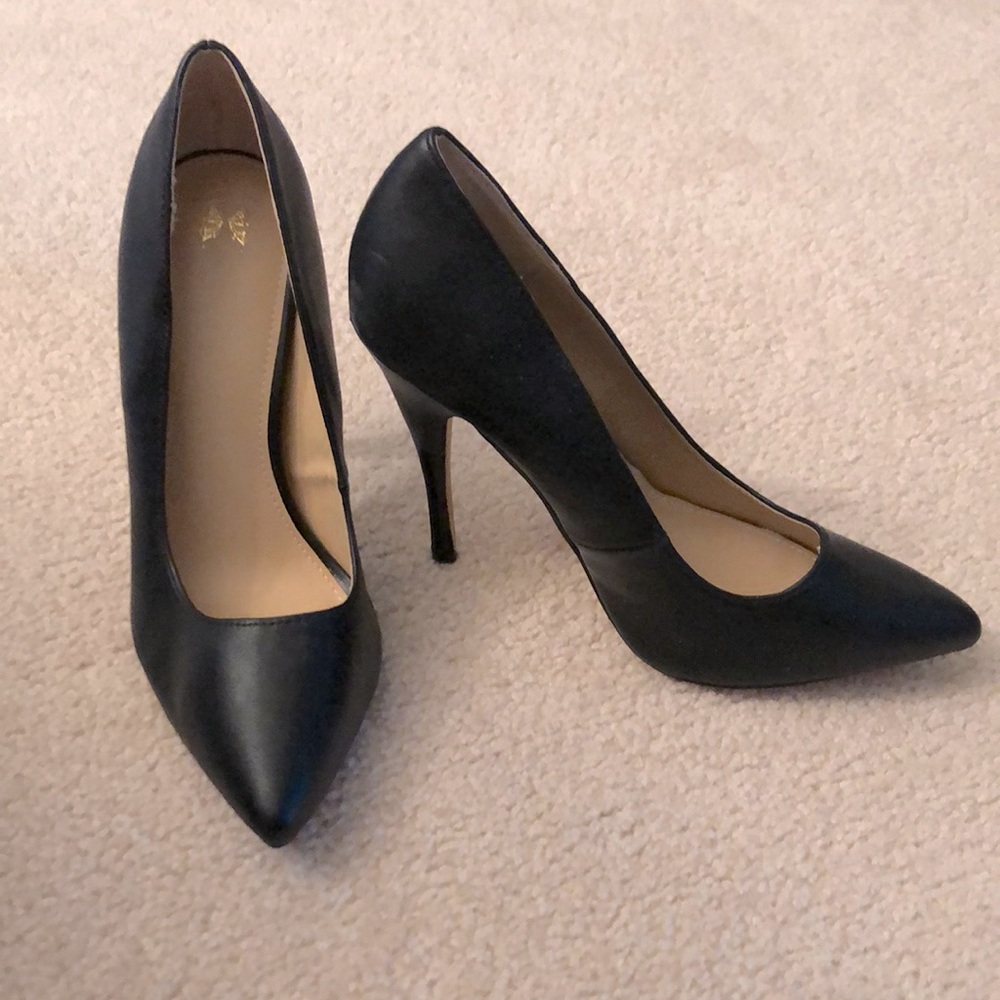 Victoria Secret Black Pumps